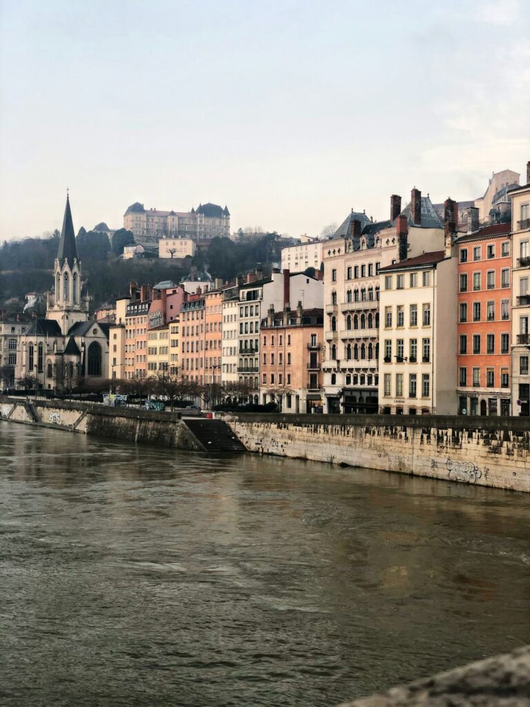 Vue sur le vieux-lyon depuis les hauteurs de sainte-foy-lès-lyon